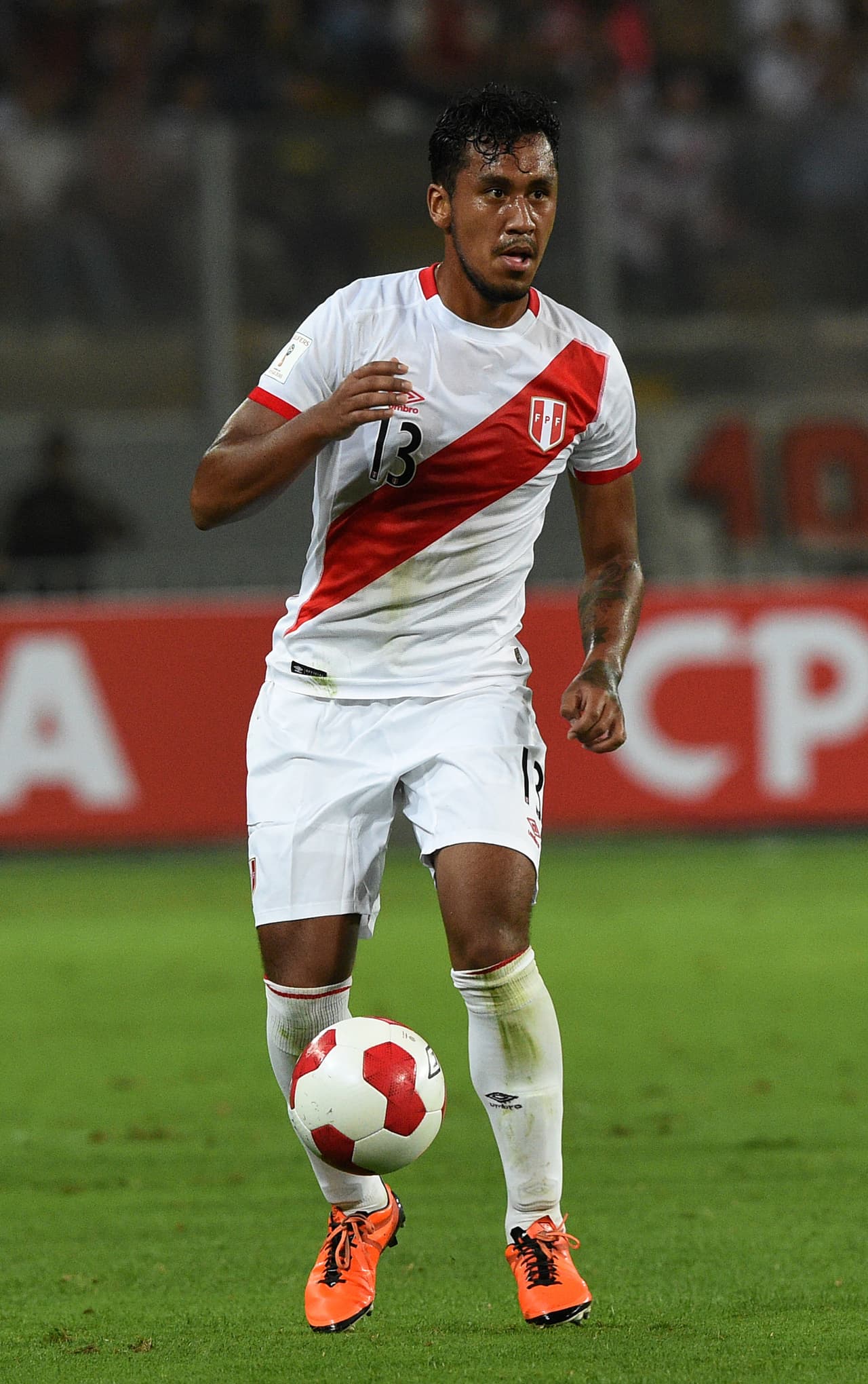 Renato Tapia. Posición: Mediocampista. Edad: 20 años. Club: Feyenoord (Holanda). Veces seleccionado: 9 participaciones. Descripción: Debutó como profesional en Holanda donda ha sido destacado y ya juego con uno de los tres grandes de aquel fútbol y tiene mucha variedad en sus funciones ya que puede jugar de defensa central o centrocampista mixto.