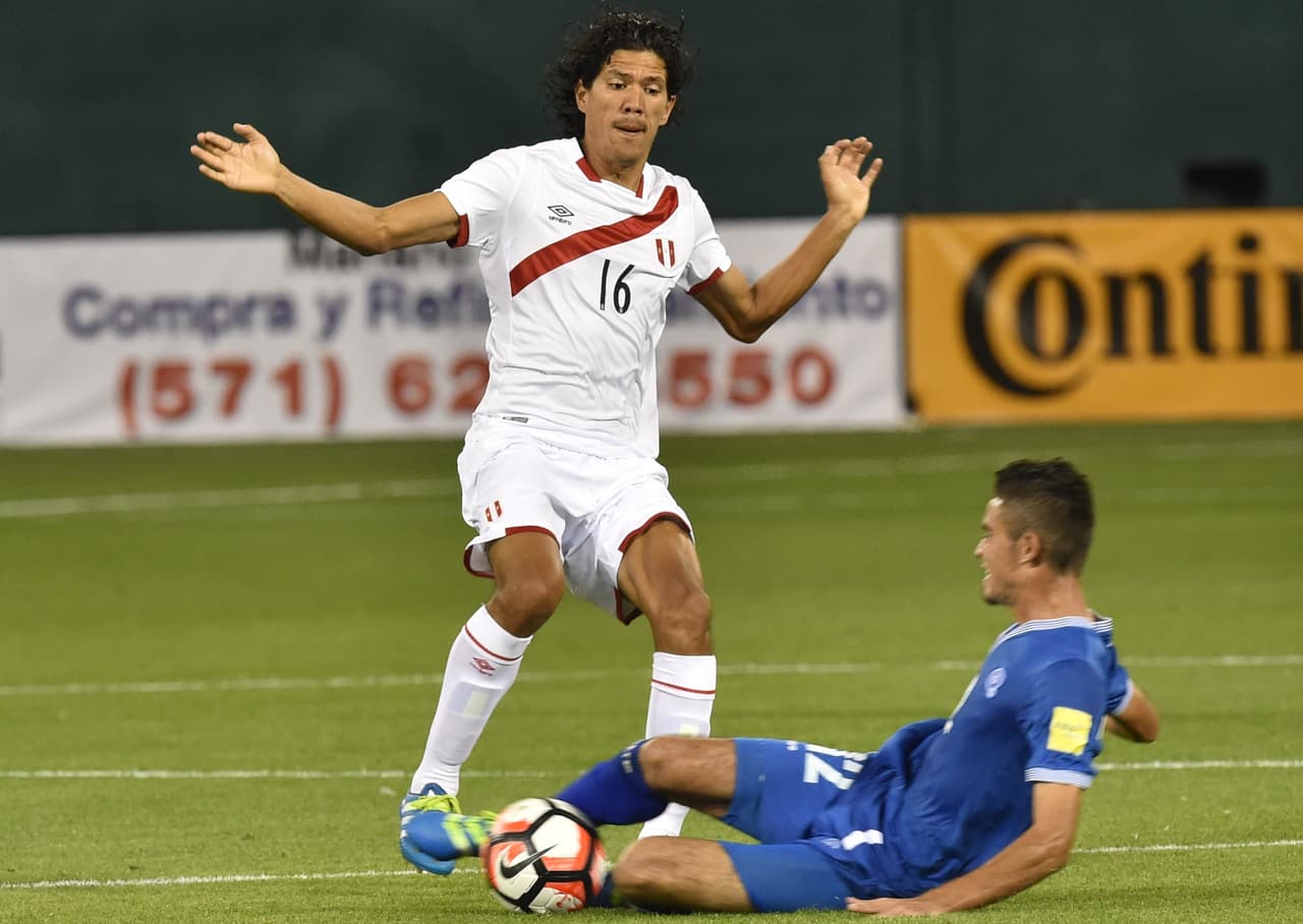 Óscar Vílchez. Posición: Mediocampista. Edad: 30 años. Club: Alianza Lima (Perú). Veces seleccionado: 2 participaciones. Descripción: Un jugador cumplidor como volante a lo largo de su carrera pero es más obrero que creador, nunca ha salido de su país a nivel de clubes y solo tiene un par de partidos con el equipo nacional.