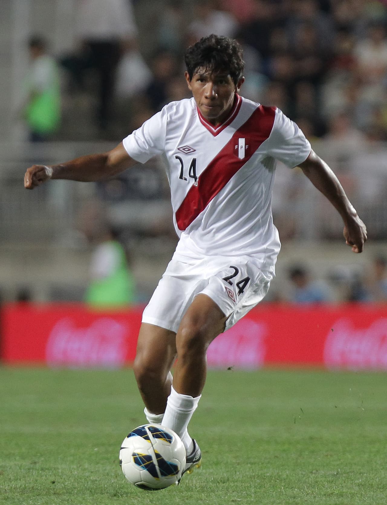 Edison Flores. Posición: Mediocampista. Edad: 22 años. Club: Universitario (Perú). Veces seleccionado: 5 participaciones. Descripción: Es un volante de contención que tiene idea hacia el frente pero que no ha sido tomado en cuenta mucho en el cuadro titular, puede entrar de cambio y es un elemento valioso.