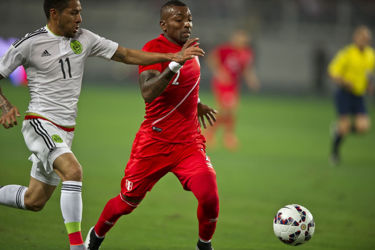 Jair Céspedes. Posición: Defensa. Edad: 32 años. Club: Sporting Cristal (Perú). Veces seleccionado: 8 participaciones. Descripción: Juega de lateral o volante por izquierda y en algún momento de su carrera emigró a Israel para seguir con su carrera aunque ya regresó a su país, tiene experiencia pero no se cree que vaya a tener mucha actividad.