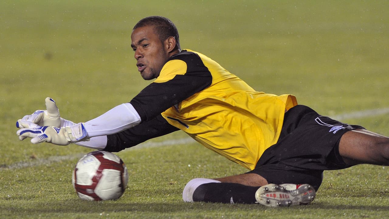 Carlos Cáceda. Posición: Portero. Edad: 24 años. Club: Universitario (Perú). Veces seleccionado: 0 participaciones. Descripción: Tiene mucho talento aunque suele ser un poco inconsistente y va como el tercer portero, aún no debuta y no se espera que lo haga en la Copa América Centenario.