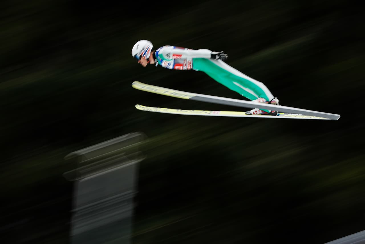 La competencia en Innsbruck (Austria) es la décima en el calendario de la Copa Mundo de salto en esquí masculino de la Federación Internacional de Esquí (FIS), la primera del 2017 y que finalizará el 26 de marzo. La capacidad de los atletas se mezcla con el espectáculo de su vuelo en medio de bellos paisajes y a una gran velocidad.