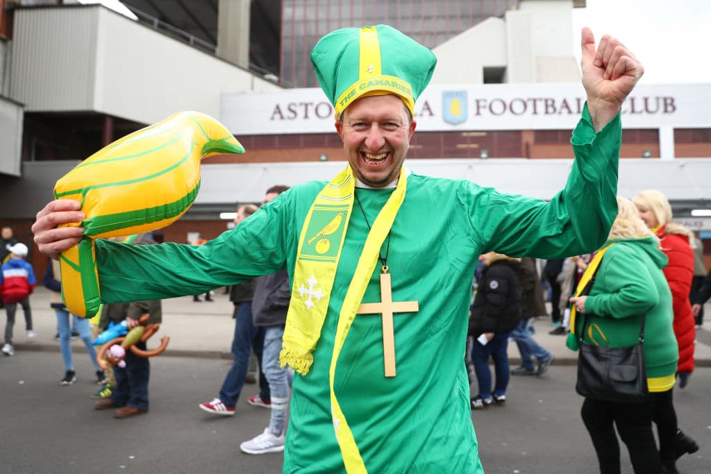 Luego de superar en Villa Park por 2-1 al Aston Villa, Norwich City consuma el título en The Championship con lo que se ganaron el ascenso directo a la English Premier League y así lo festejaron jugadores, cuerpo técnico y aficionados de los Canarios.