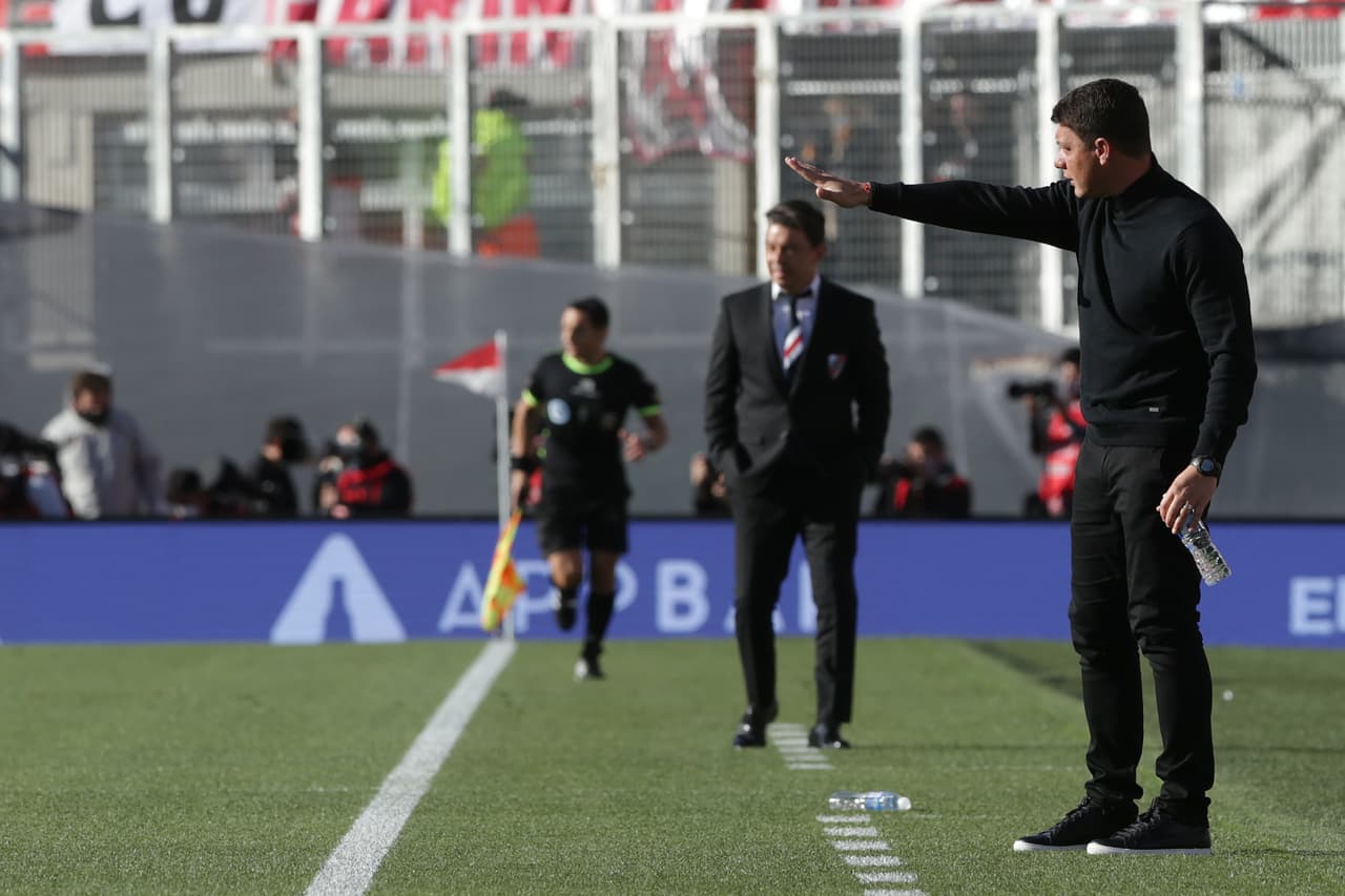 Battaglia no supo corregir y de milagro no se llevó una goleada.