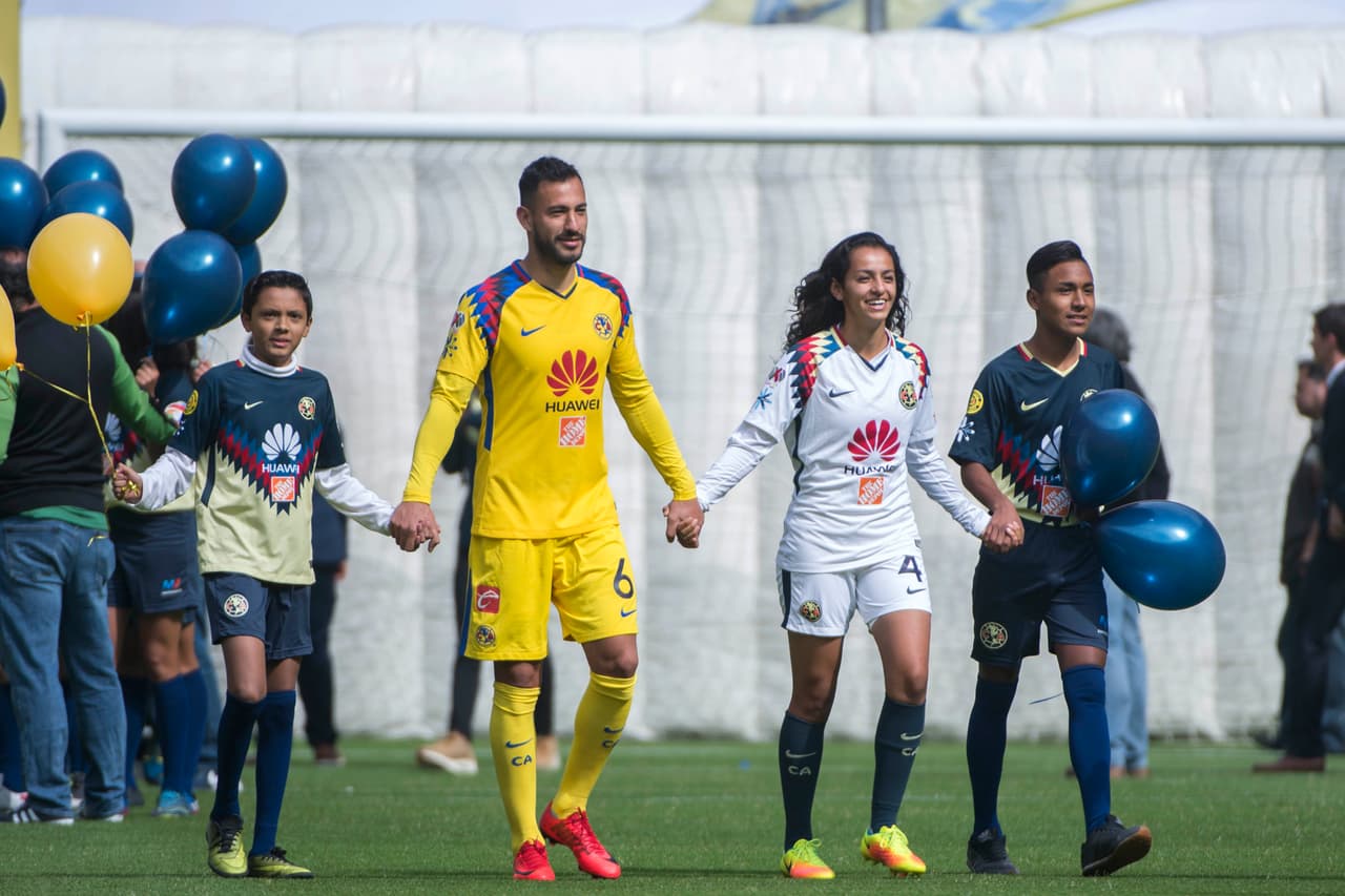 Las Águilas, tanto el equipo varonil y femenil, convivieron con los aficionados y se tomaron la foto oficial con ellos en el Estadio Azteca.