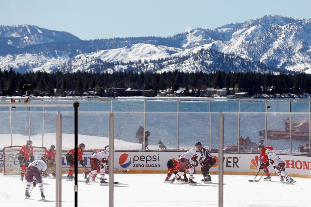 El duelo se llevó a cabo en el lago Tahoe, al aire libre y sin público. Ambos conjuntos son serios candidatos para levantar la Stanley Cup. “Es algo que tienes que ver para creer. Las fotos, por muy bonitas que sean, no representan lo que es de verdad. Es inspirador cuando sales y ves la montaña y el lago. Lo único que nos hace falta son los aficionados”, declaró DeBoer, entrenador de Vegas Golden Knights.
