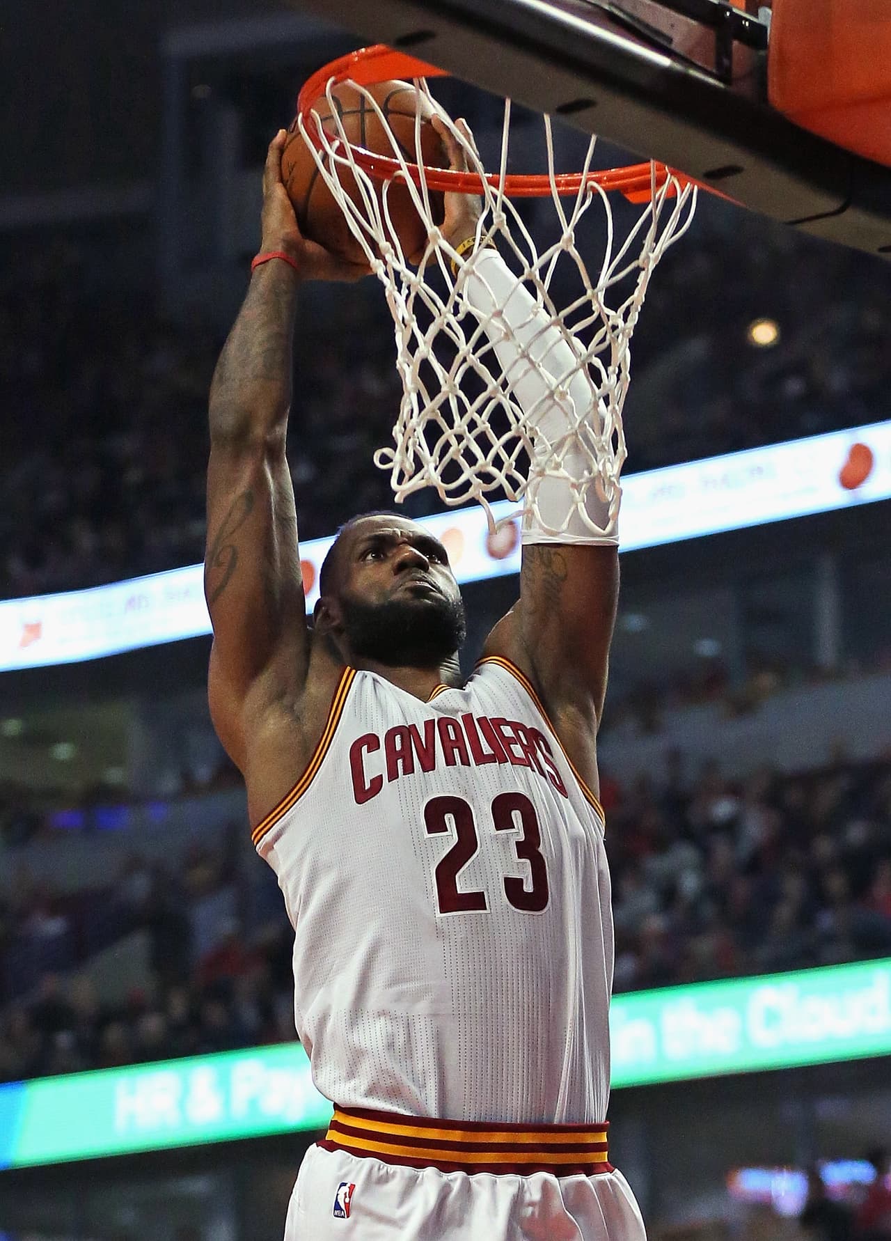 LeBron James, también nominado como Deportista masculino de 2016, llevó a Cleveland Cavaliers al título de la NBA por primera vez en la historia tras una remontada contra Golden State Warriors. Stephen Curry, su rival en esa final, está también como candidato.