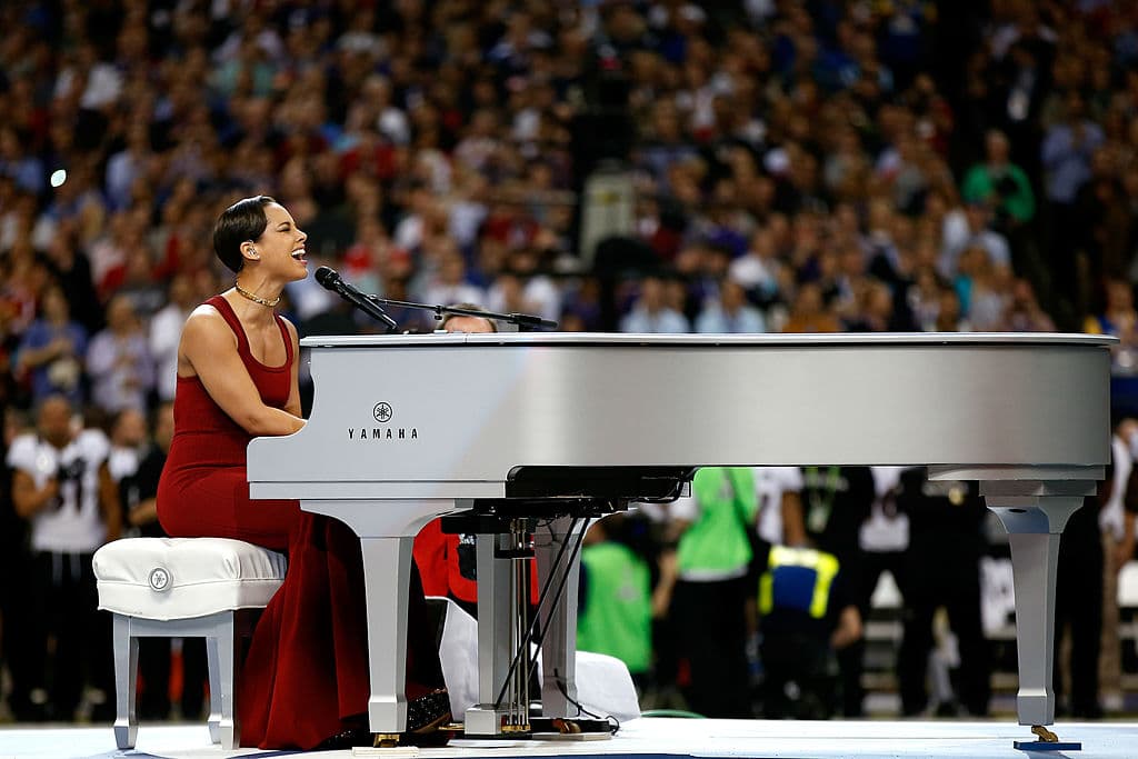 Alicia Keys cantó el himno en el Super Bowl XLVII, en el 2013, en el Mercedes Benz Superdome, en New Orleans.