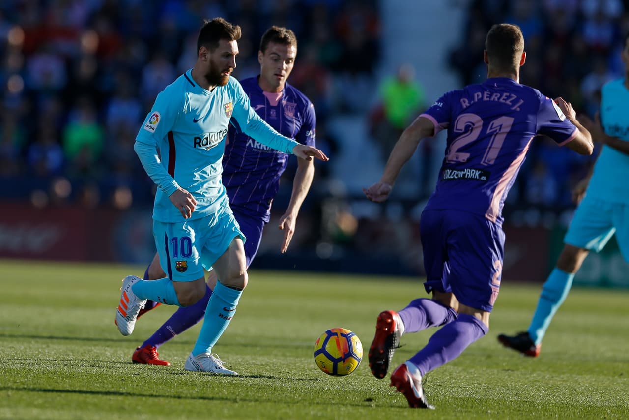 El partido, a pesar de que el manejo del balón estuvo repartido, fue dominado por Barcelona y el talnto de Messi.