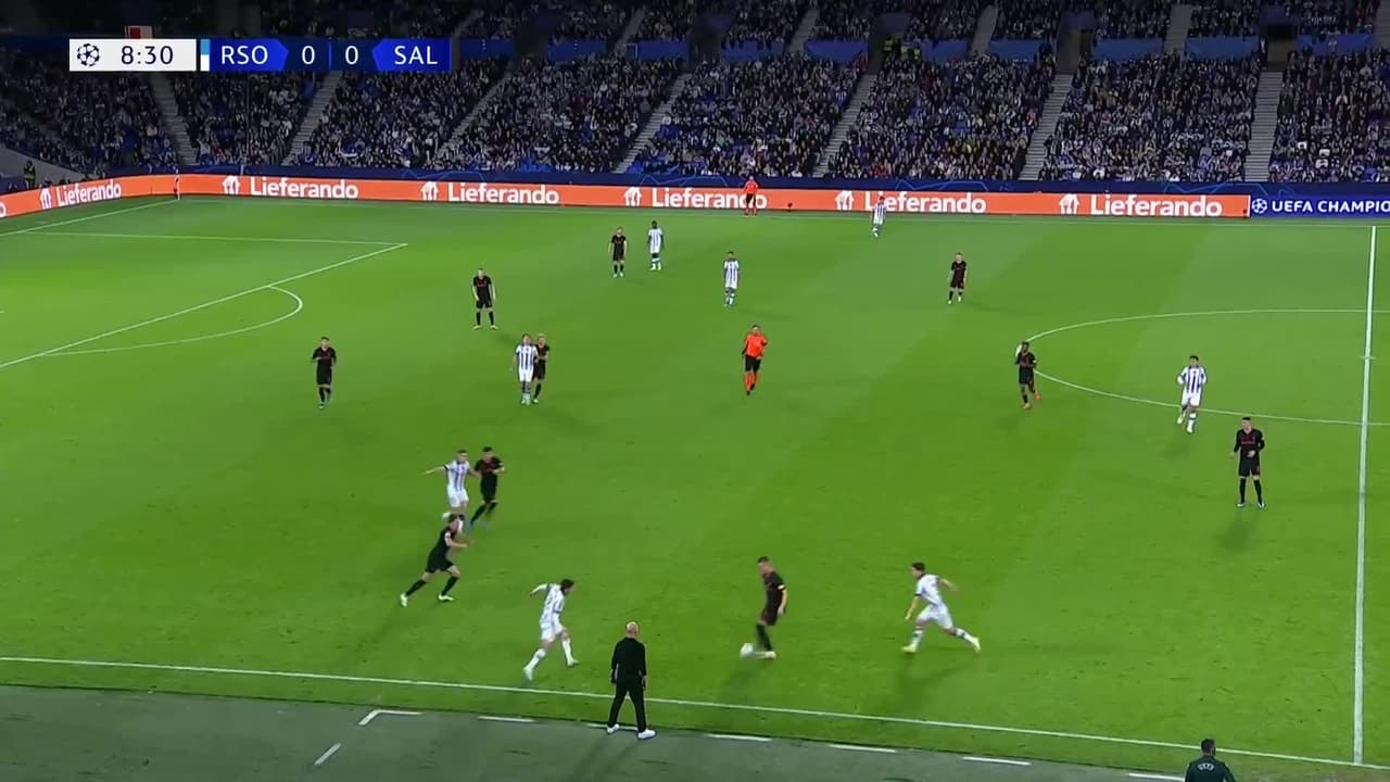 ¡TIRO ATAJADO! disparo por Mikel Oyarzabal.