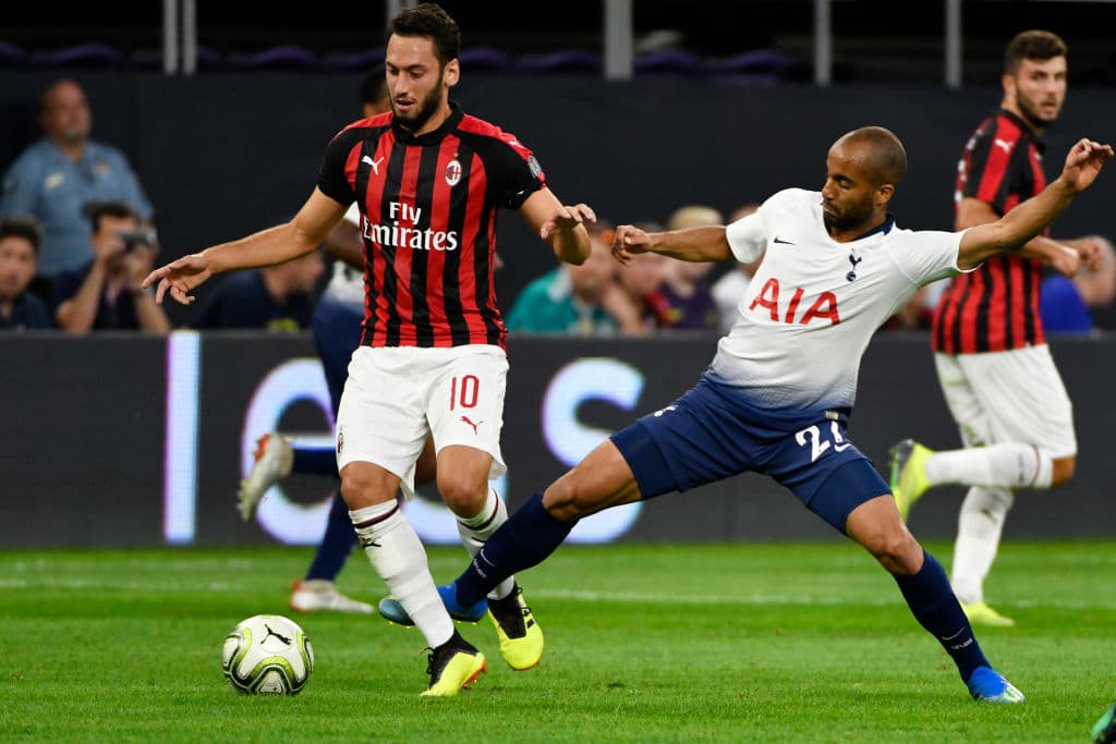 El Tottenham pone al extremo brasileño Lucas Moura (der) en el mercado para poder fichar a Wilfried Zaha y el Betis ya levantó la mano para hacerse con sus servicios.