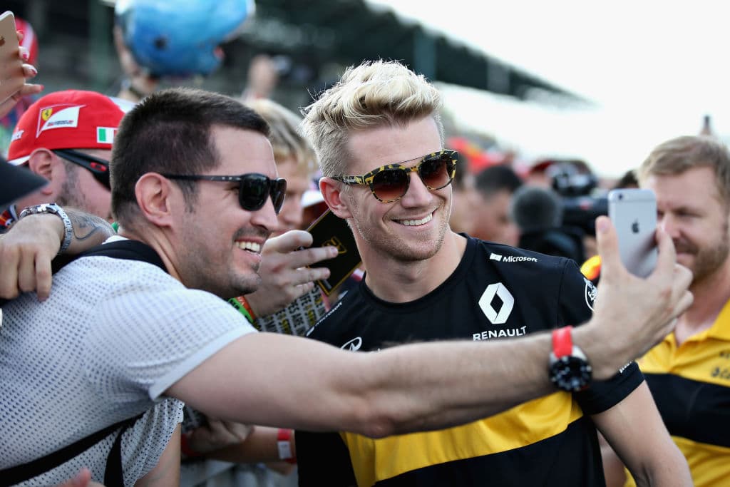 El alemán Nico Hulckenberg finalizó en el Gran Premio en su país en el quinto lugar y llega motivado para el evento en Hungría. Aquí saludando a sus aficionados con las famosas selfies.