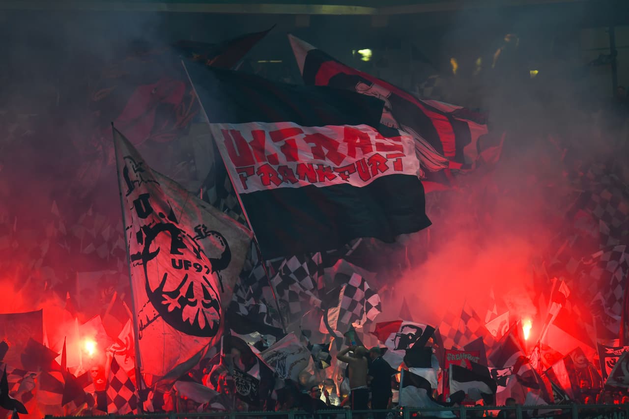 Eso sí, la fanáticada del Eintracht Frankfurt llegó también de manera fiel para apoyar el equipo del mexicano.