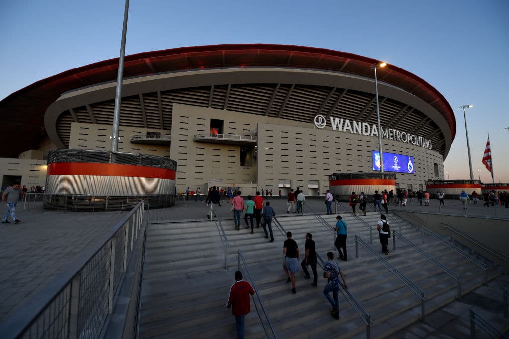 Con esta espectacular fachada el Wanda Metropolitano se aprestaba a recibir a su Atlético de Madrid y al Club Brugge en partido del Grupo D por la fase de grupos de la Liga de Campeones de la UEFA.
