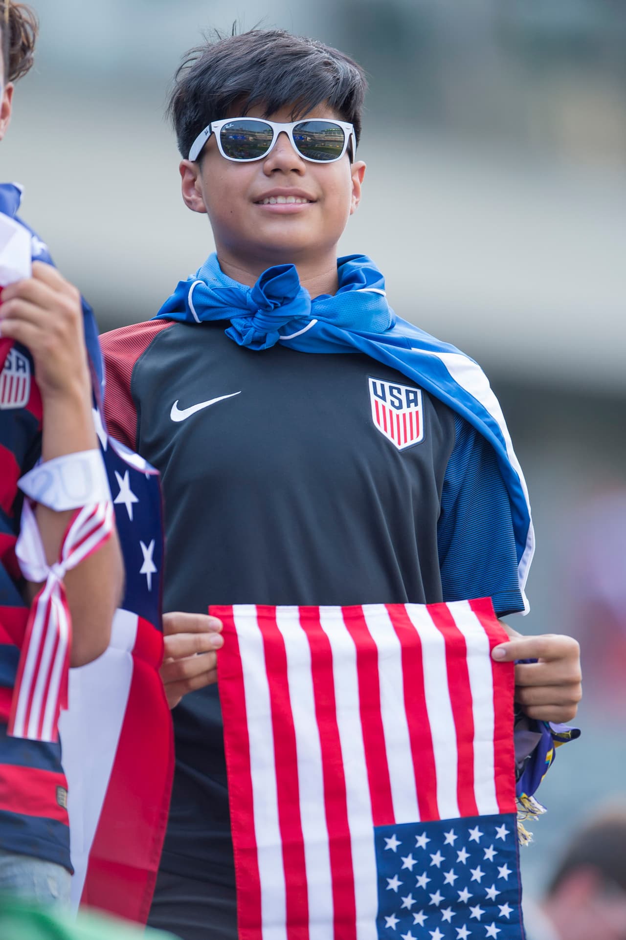 Banderas y playeras del equipo estadounidense fueron mayoría en la previa del encuentro ante El Salvador.