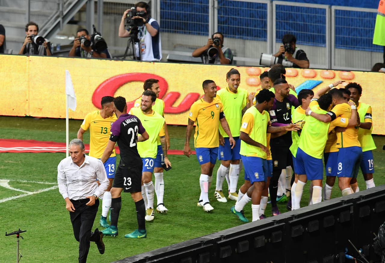 Tite es un estratega frío en la pizarra, pero apasionado en la cancha. No dudó en ir corriendo a festejar con Paulinho su gol ante la 'Albiceleste'.