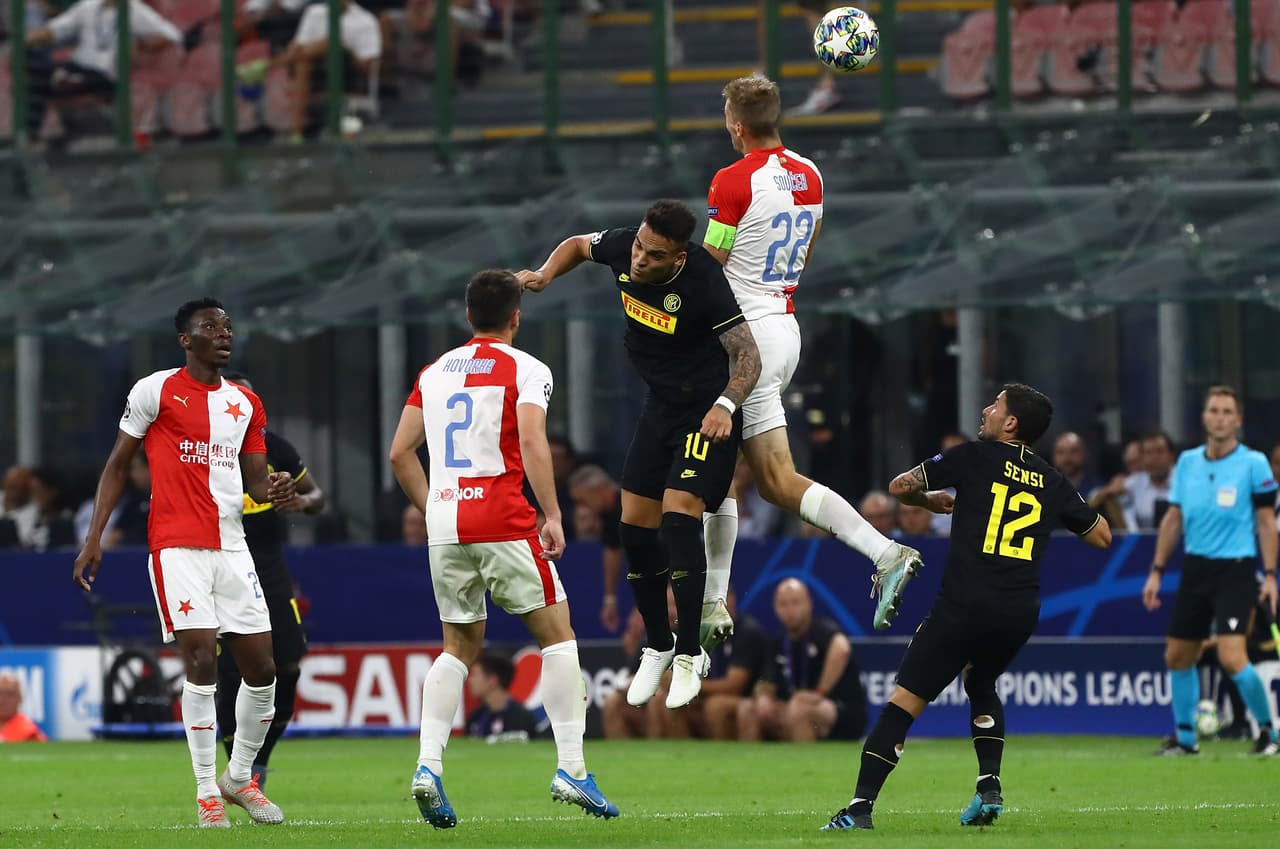 El Inter apenas empata 1-1 con el Slavia, Olayinka abrió el marcador para los visitantes y Barella empató en el agregado.