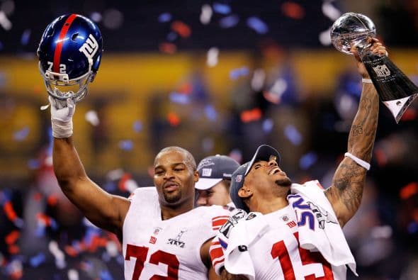 Osi Umenyiora y Devin Thomas disfrutando la victoria.