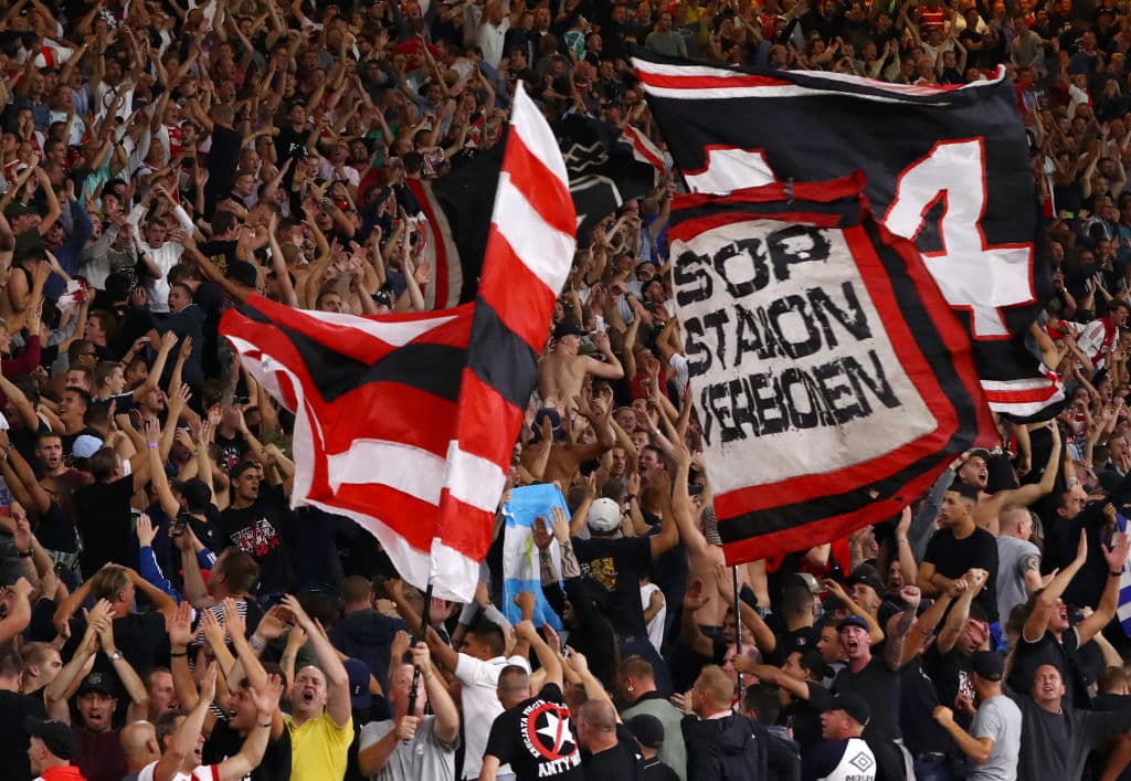 Las grandes banderas, los mosaicos, las pancartas y la creatividad de los aficionados del Ajax es siempre imitada pero jampás igualada.