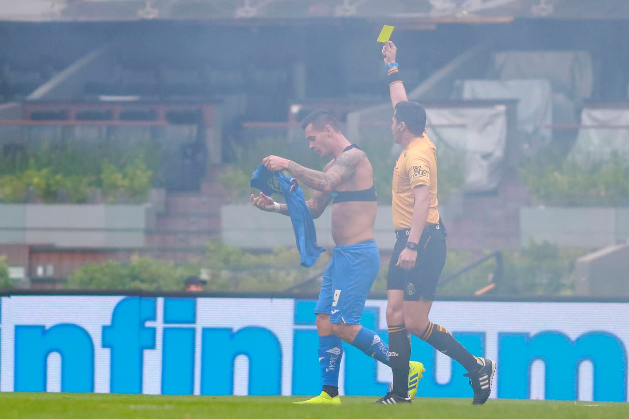 Después del gol, el argentino Milton Caraglio vio la tarjeta amarilla por sacarse la playera en la celebración del momento histórico.