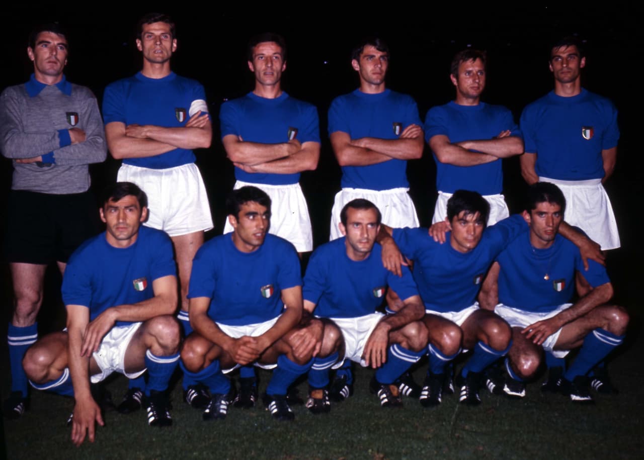 Las playeras han mostrado cambio a través de los años, ya sea en el cuello o en las mangas.