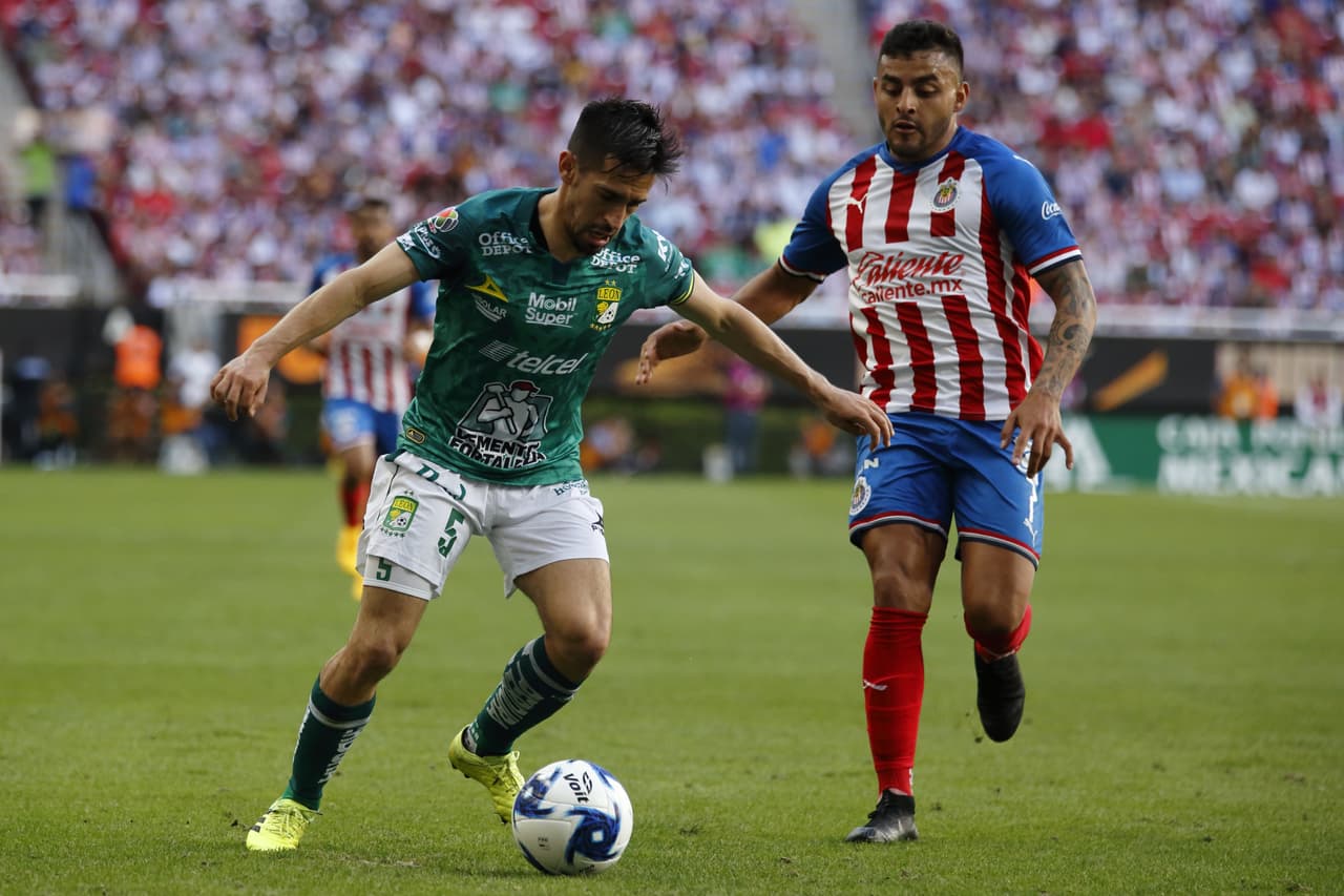 Chivas recupera el buen momento tras vencer con autoridad 2-0 a León y apunta al Clásico Tapatío ante Atlas.
