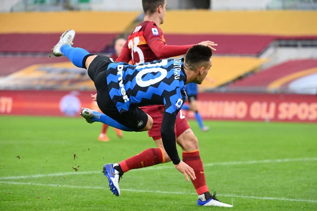 Se emapata el encuentro entre la Roma e Inter 2-2, durante la Jornada 17 de la Serie A. Lorenzo Pellegrini abrió el marcador a favor de los Giallorossi, pero los goles de Skriniar y Hakimi pusieron arriba a los 'Nerazurri', fue al minuto 86 cuando Gianluca Mancini igualó el marcador.