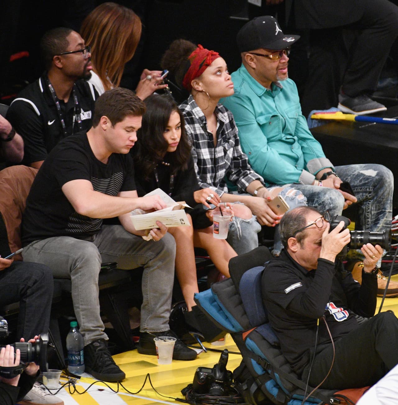 Adam DeVine, Chloe Bridges y Andra Day hicieron parte de la lista de celebridades presentes.