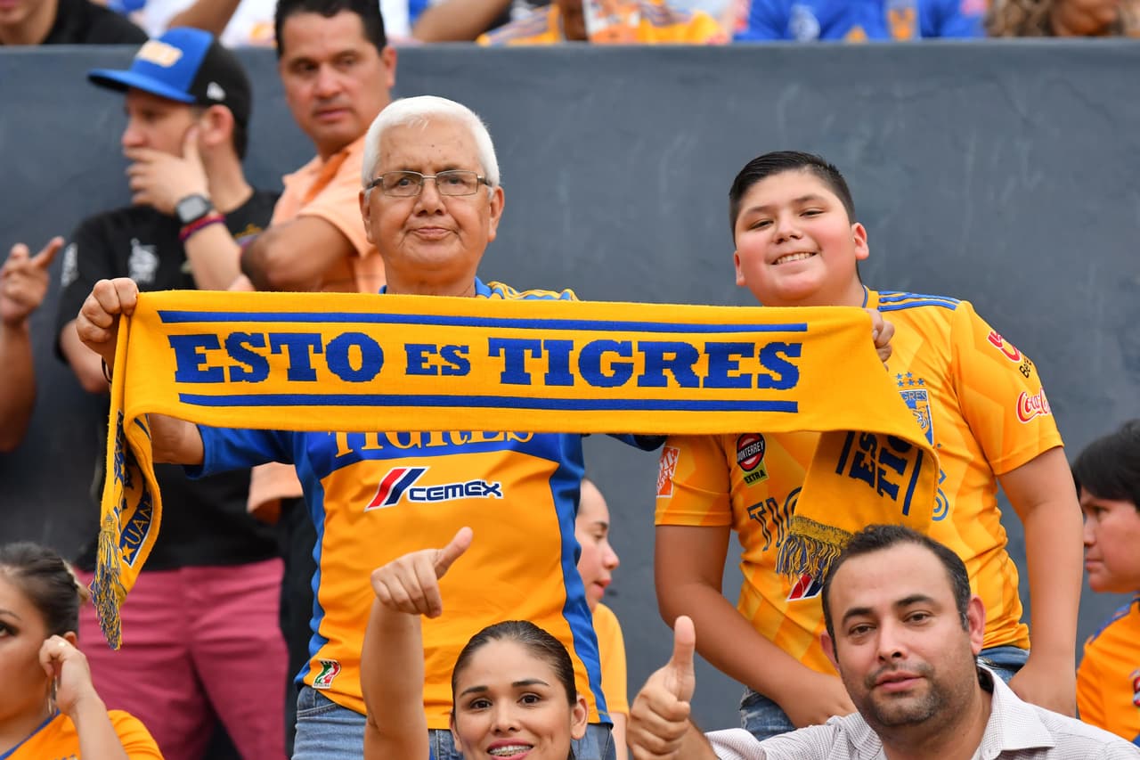 Aficionados de Tigres, mayoritariamente, y del León, tomaron por 'asalto' las inmediaciones del Estadio Universitario para atestiguar el juego de Ida de la Final del Clausura 2019 de la Liga MX en Monterrey. Se esmeraron y le pusieron un fantástico ambiente.