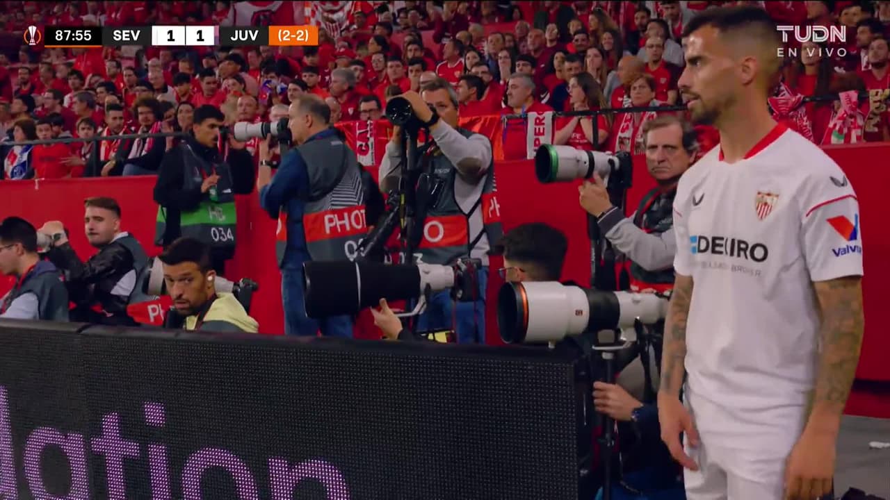 ¡TIRO ATAJADO! disparo por Ivan Rakitic.