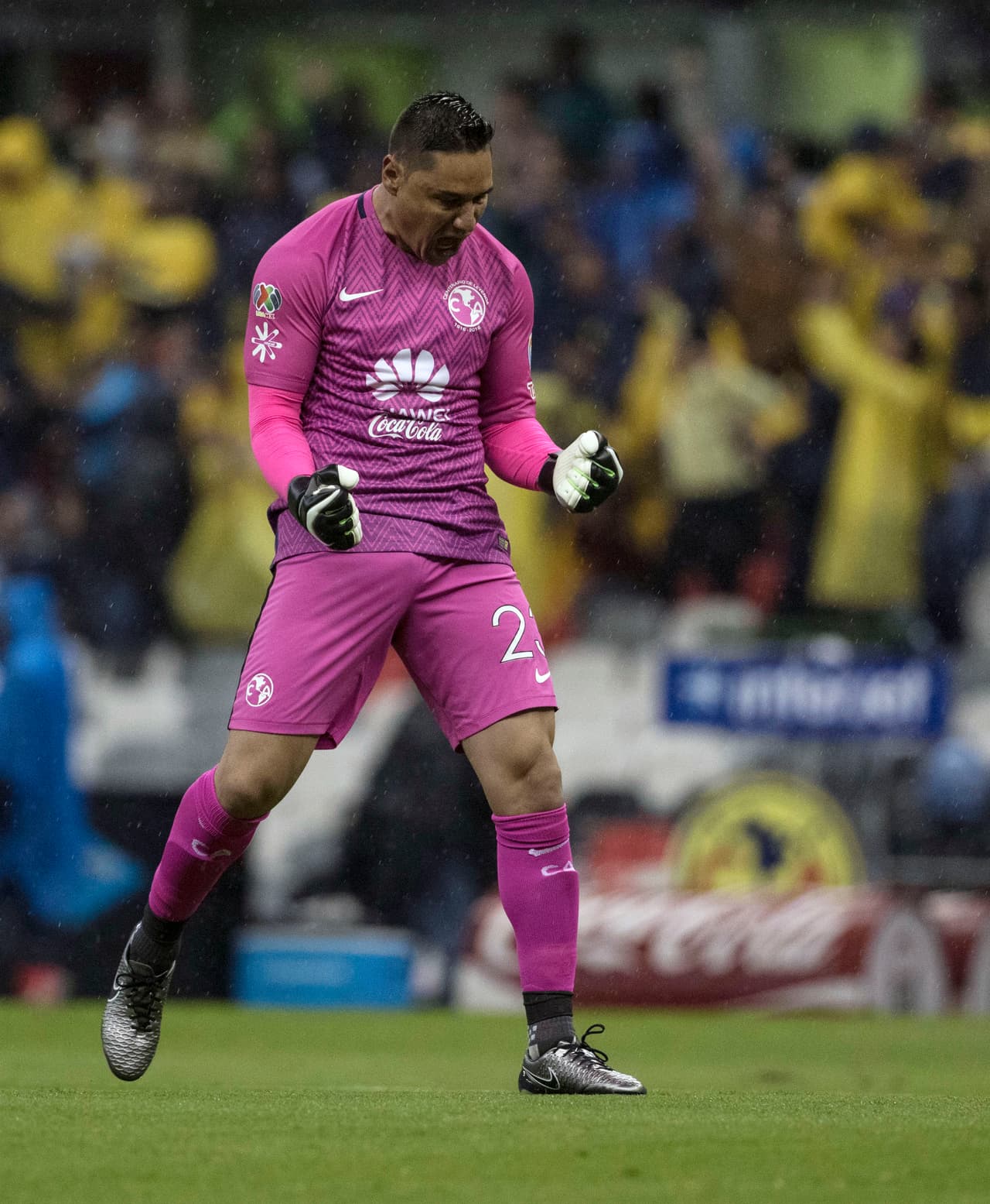 A destacar la actuación de los arqueros, Alejandro Palacios y Moisés Muñoz. Este último salvó a las Águilas del empate con lances tanto plásticos como efectivos y así Ricardo La Volpe se llevó su primera victoria en su segunda etapa al frente de las Águilas.