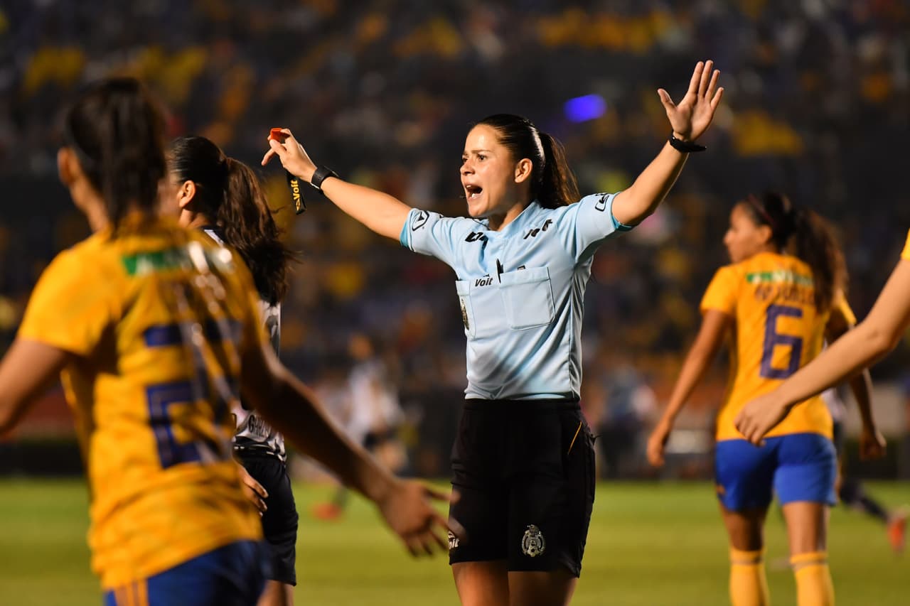 El arbitraje de Karen Hernández Andrade (centro) fue controversial ya que permitió el juego fuerte de ambos bandos.