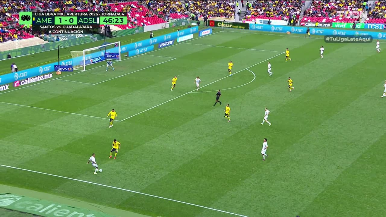 ¡Tarjeta Roja! Robson Bambu recibe la segunda amarilla y se va del juego.