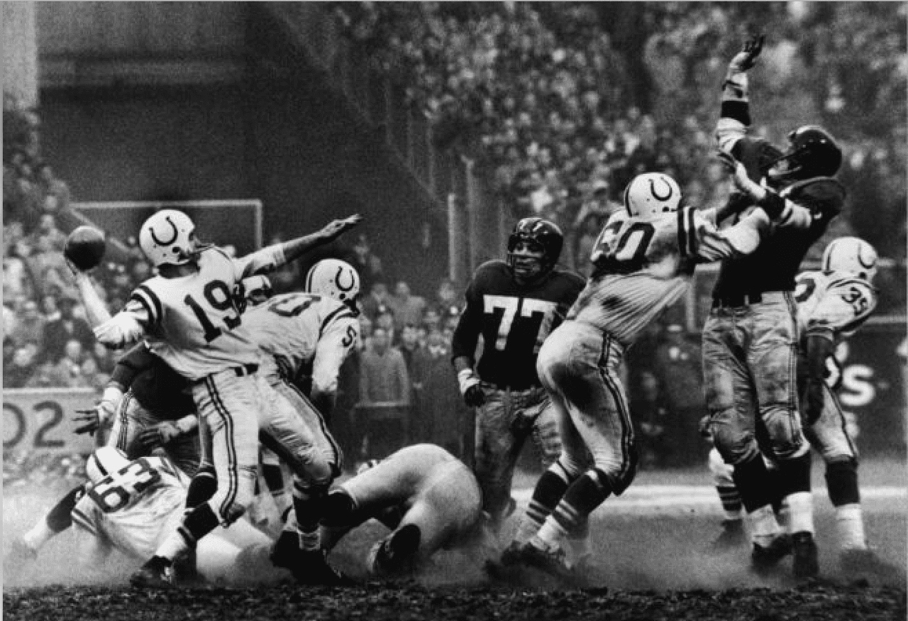 Año 1958, Johnny Unitas de los Baltimore Colts lanza y pase contra los New York Giants.