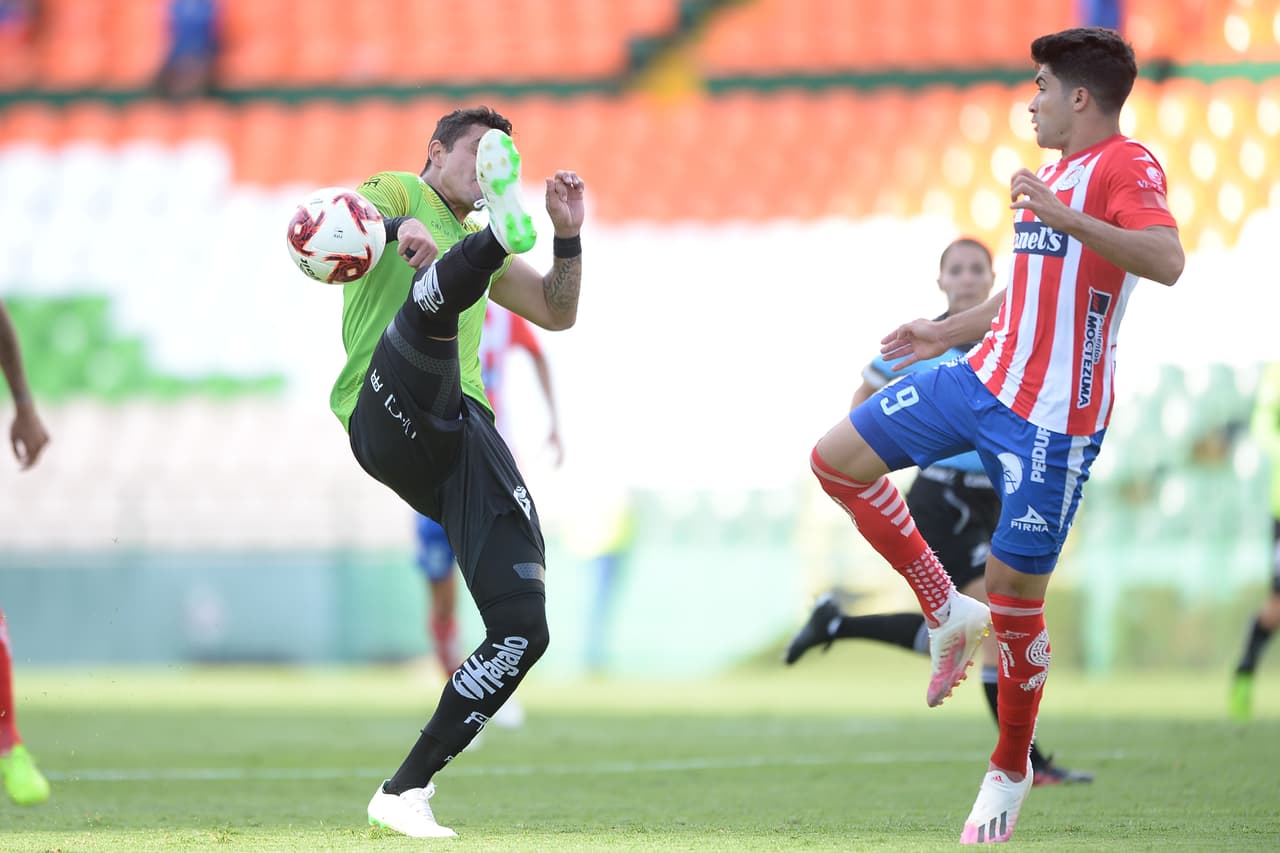 Atlético respondía al 24’ con Ibañez, pero voló el balón un par de metros sobre el travesaño. Se perdía la oportunidad de emparejar el duelo.