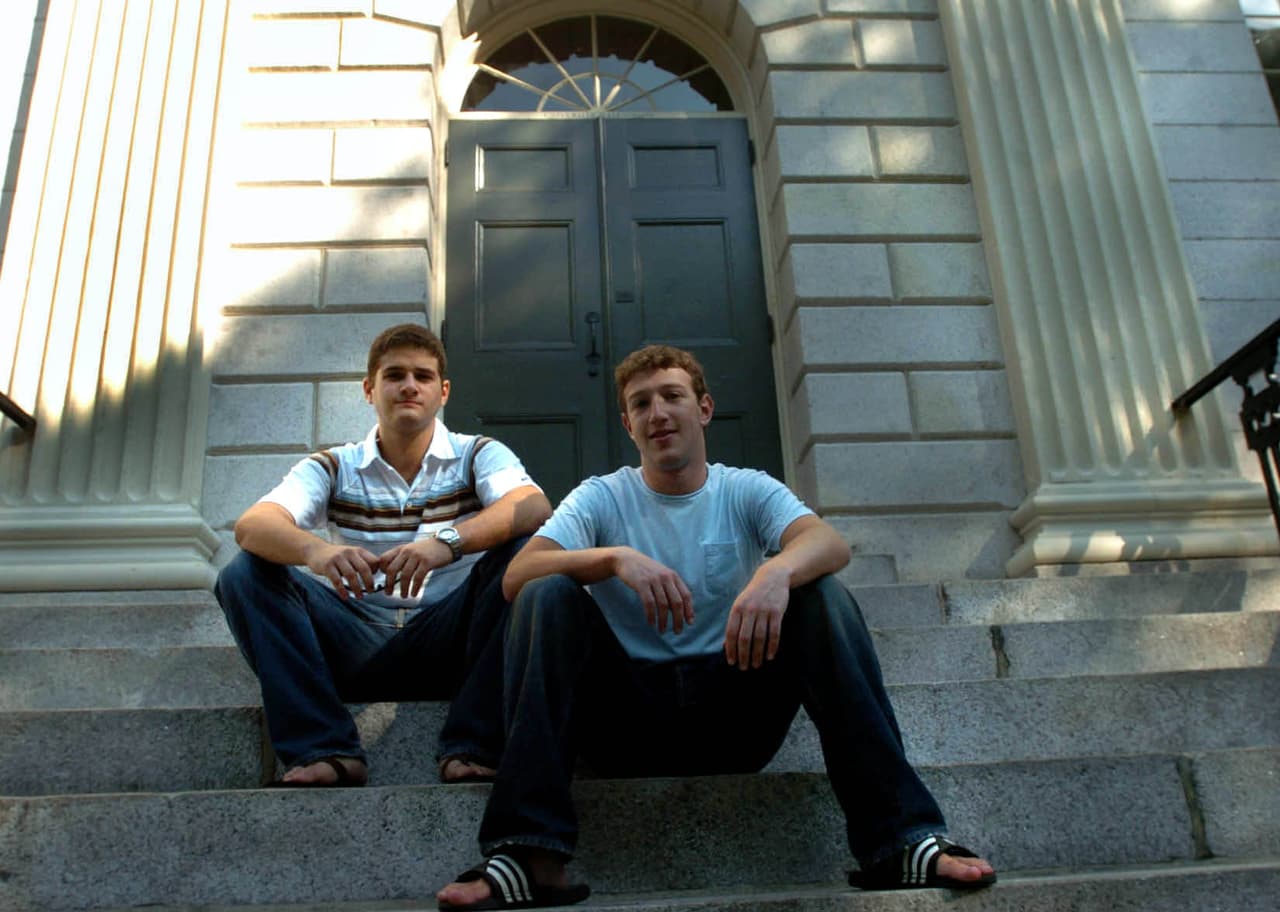 <b>Mark Zuckerberg y Dustin Moscovitz cuando todavía eran estudiantes de Harvard, unos meses después de lanzar la red social Facebook (12 de noviembre de 2004).</b> La creación de estos jóvenes hizo que millones estadounidenses encontraran en las redes sociales una alternativa real y eficiente para relacionarse virtualmente. Facebook se convirtió en un gigante global y ha evolucionado para mantenerse al día en las necesidades de los usuarios.
<a href="https://www.univision.com/noticias/comunicacion/la-idea-de-un-universitario-que-ahora-influye-a-millones-de-personas-cumple-15-anos-la-historia-de-facebook-en-fotos-fotos"><u>Vea aquí la historia de Facebook en fotos</u></a>
<br>