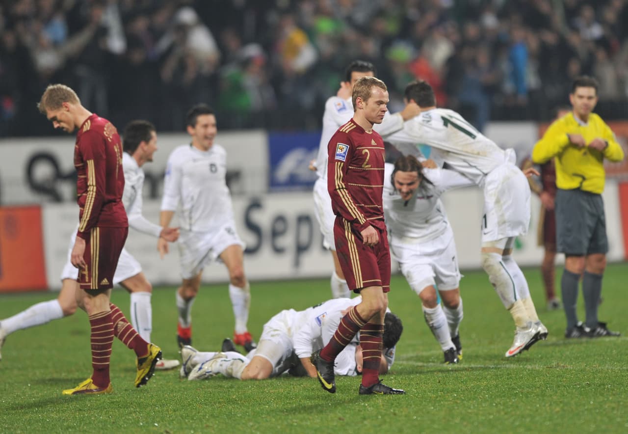 Desafortunadamente, la oscuridad volvió a ceñirse sobre toda Rusia. Quedaron eliminados del Mundial Sudáfrica 2010 por una muy modesta selección de Eslovenia en el repechaje.