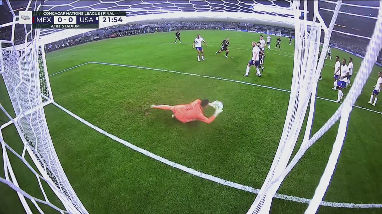 ¡Le faltó potencia! Tiro de Chávez que llega fácil a Turner