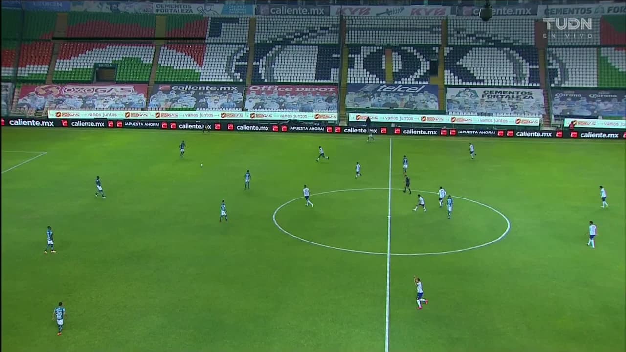 Arranca el partido y la pelota está en juego.