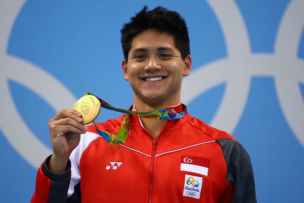 El oro en los 100 mariposa lo consiguió el nadador de Singapur Joseph Schooling, con récord olímpico incluido.l mejor atleta de la historia ya hizo esa hazaña en Pekín 2008 y Londres. Phelps, Le Clos y Cseh empataron en la segunda posición.