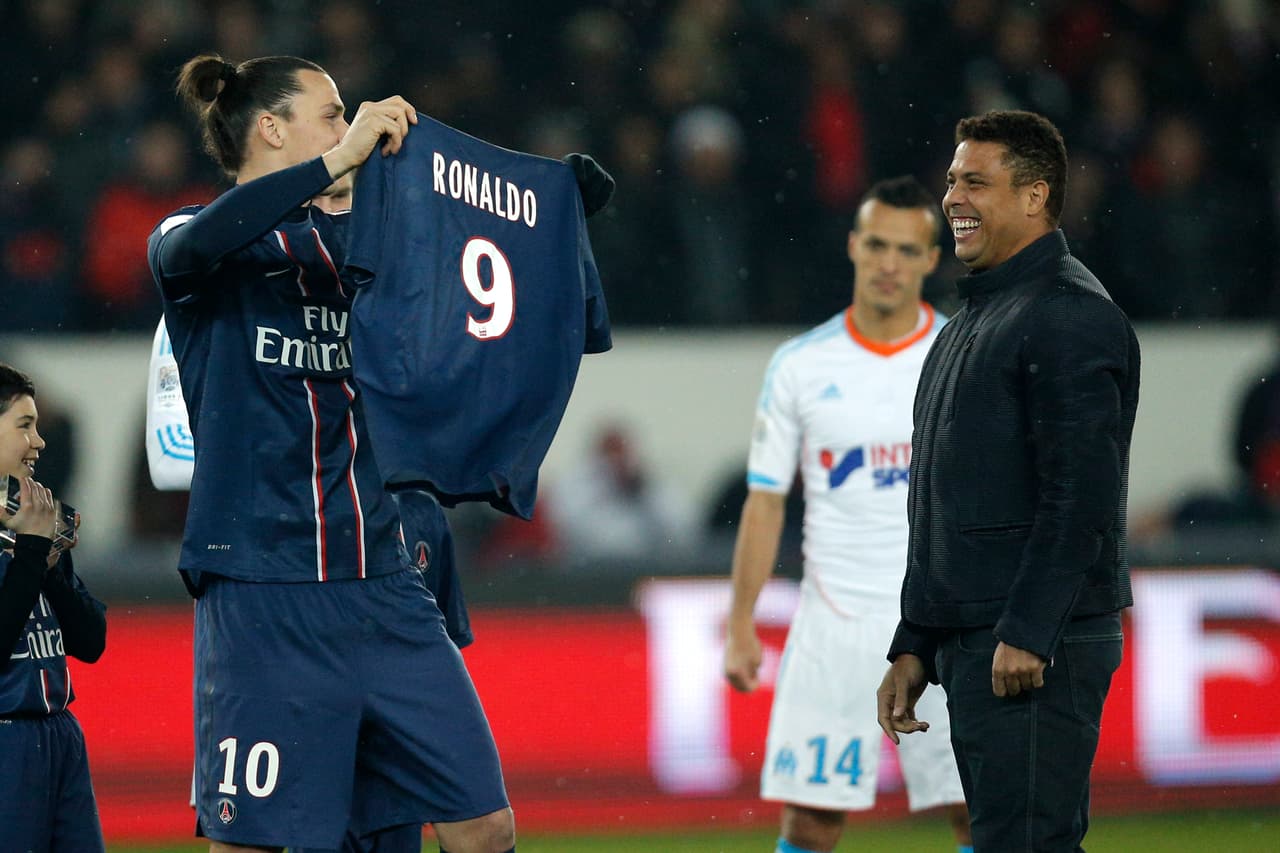 Incluso, Ibrahimovic le rindió homenaje a Ronaldo cuando el sueco era jugador de Paris Saint Germain el 24 de febrero de 2013.