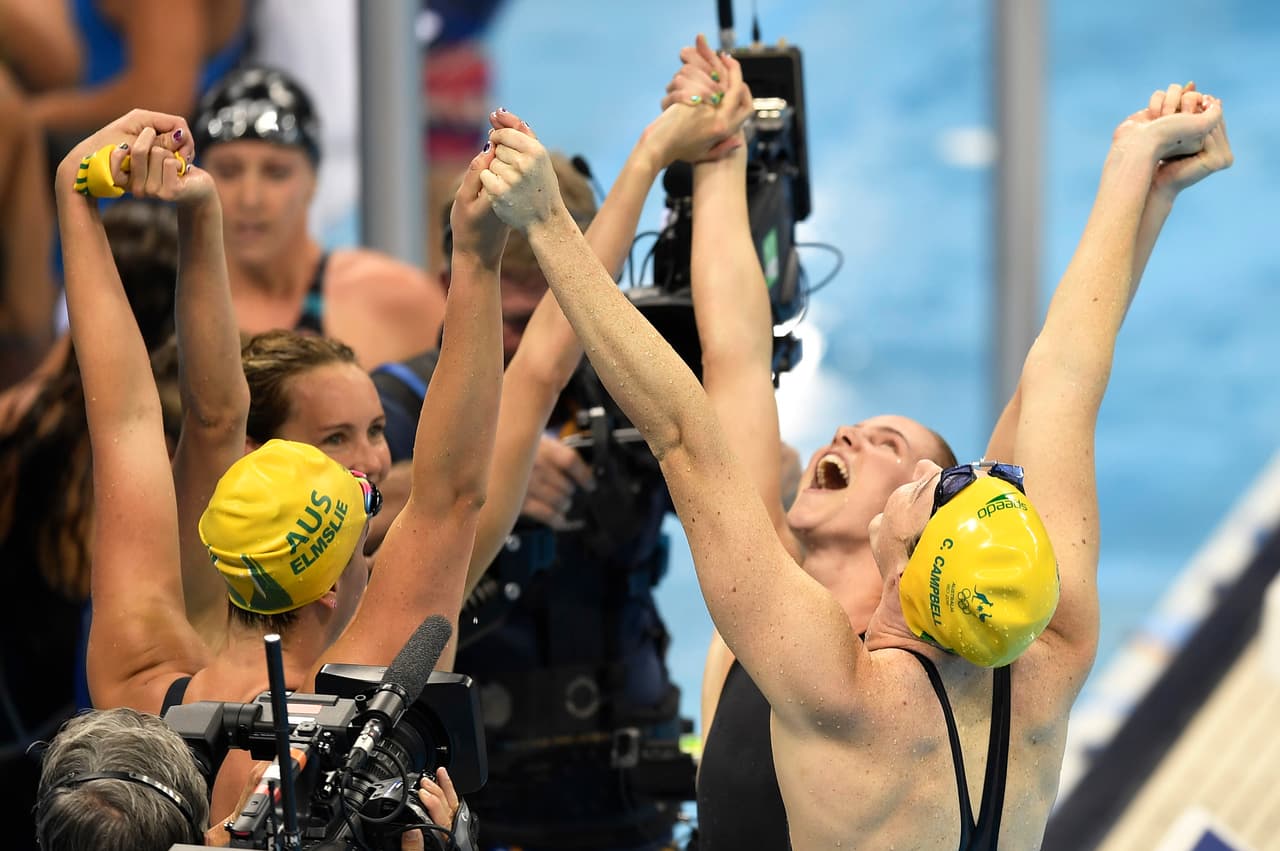 El equipo australiano femenino de natación ganó en 400m libres y rompió récord mundial. Estados Unidos plata y Canadá bronce.