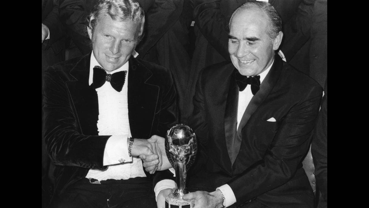 Se dice que, durante la segunda guerra mundial, los nazis buscaban hacerse del hermoso trofeo de dos kilos de oro puro, base de mármol y 30 cm de altura. También se dice que el vicepresidente del futbol italiano la escondió bajo su colchón hasta que terminó la guerra.