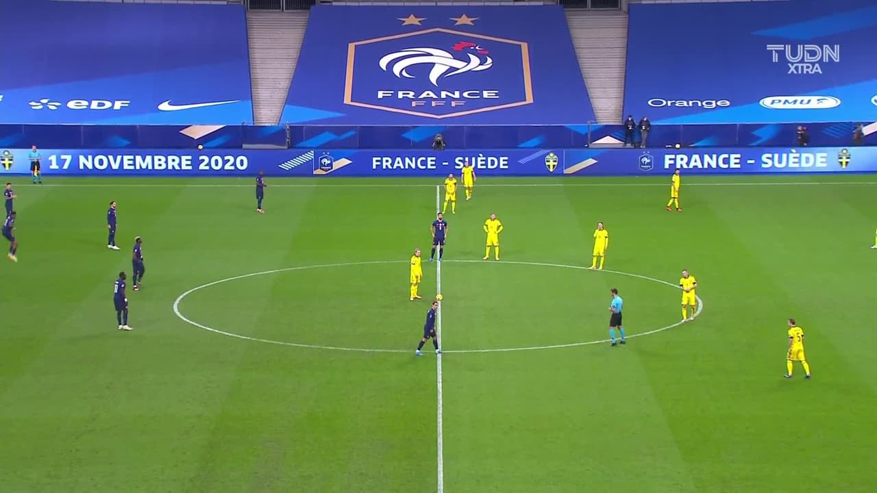 Arranca el partido y la pelota está en juego.