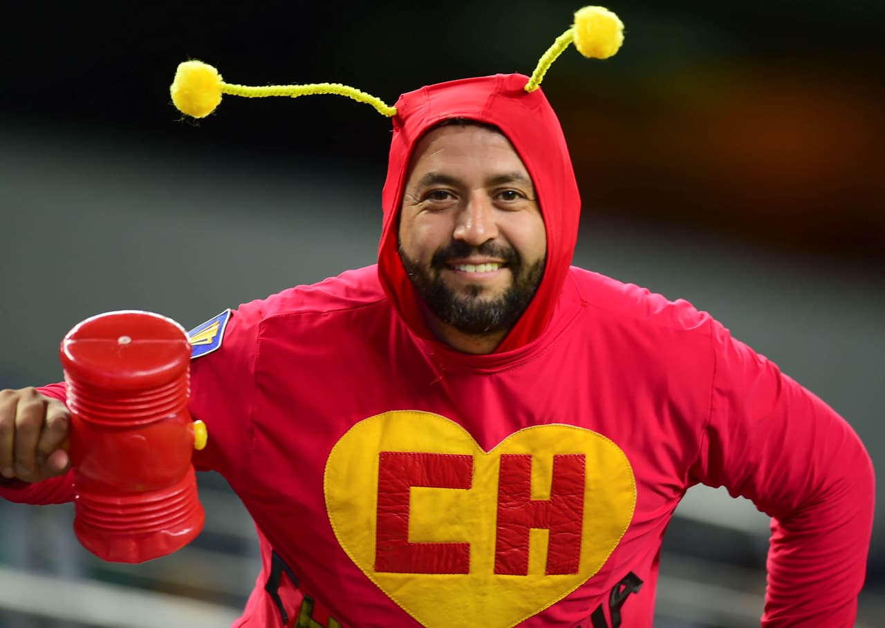 La afición mexicana, a pesar del mal clima en Dallas, se acercó al AT&T Stadium con su belleza y colorido para apoyar al Tri en el segundo partido de la Fecha FIFA, después de ganarle a Islandia en Santa Clara la semana pasada.