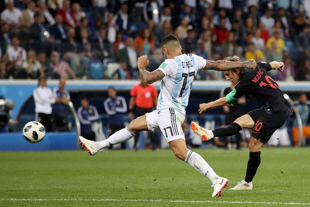 En medio del marasmo en que estaba Argentina tras el 1-0, la defensa fue pasiva y complaciente con Modric en zona de ataque y el capitán croata les hizo pagar cara esa afrenta con el 2-0 al minuto 80.