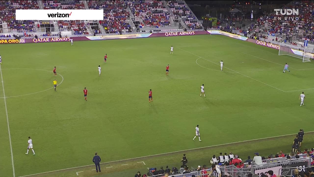 Arranca el partido y la pelota está en juego.