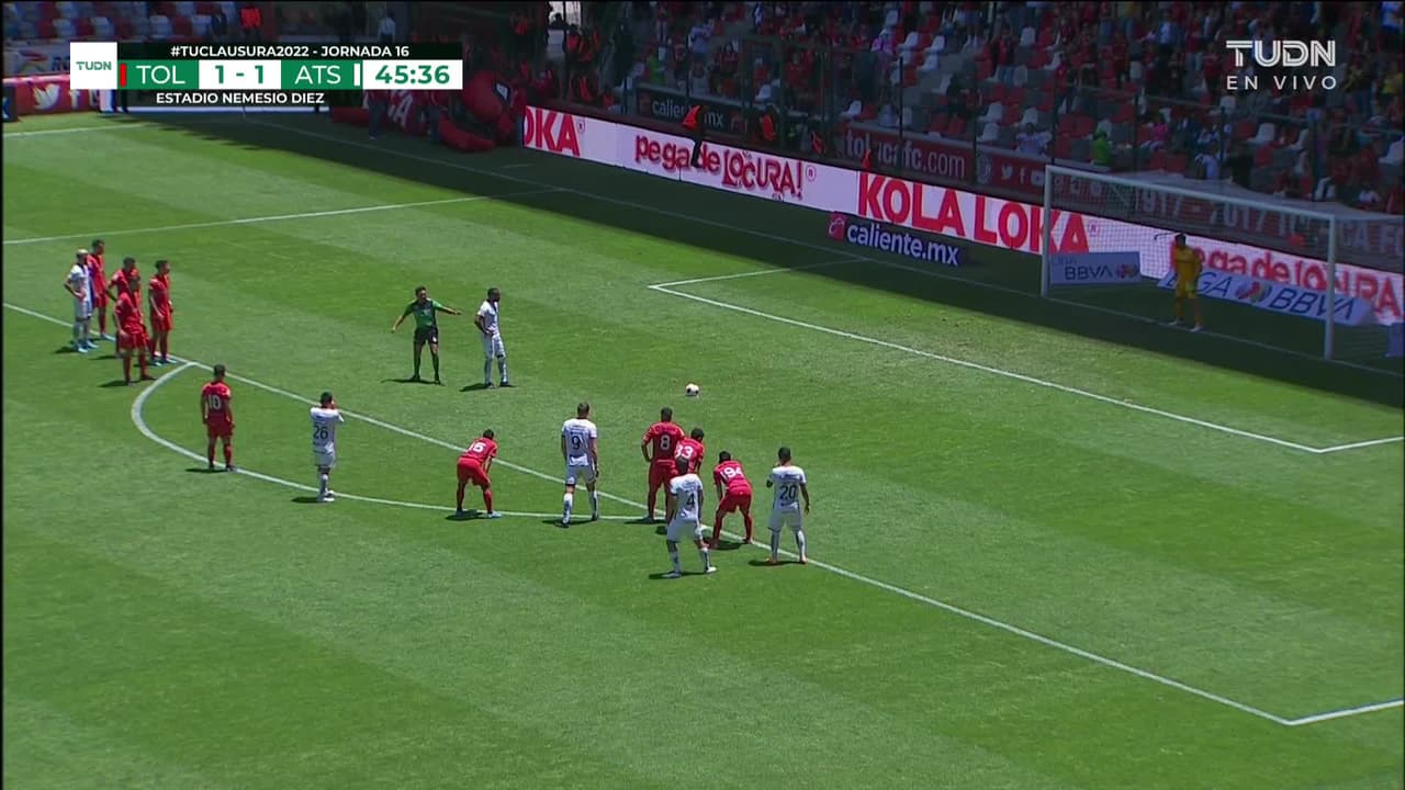 ¡TIRO ATAJADO! disparo por Julián Quiñones.