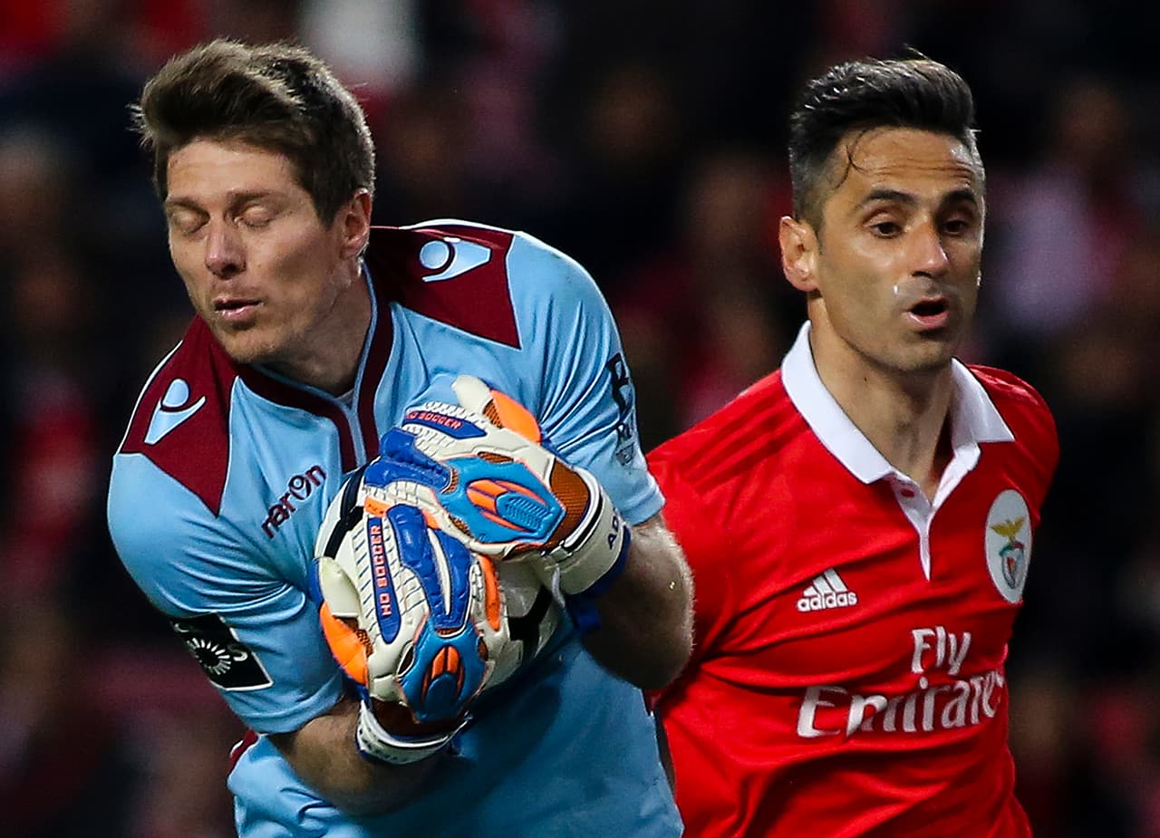 El arquero Adriani Facchini del equipo visitante apenas podía salvar lo que parecía una avalancha.