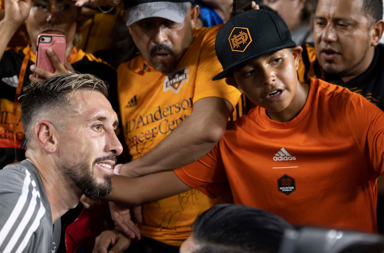 El capitán de la selección mexicana fue la gran atracción del clásico entre el Dynamo y FC Dallas, que finalizó igualado 2-2.
<br>